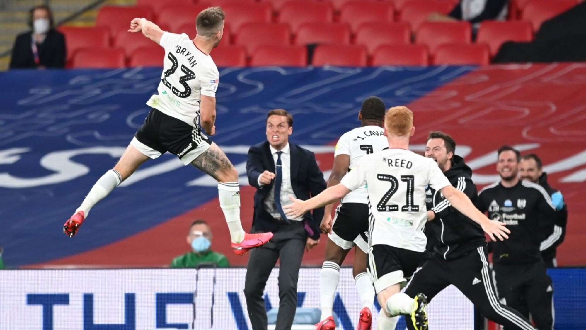 武磊门前抢 武磊门前抢